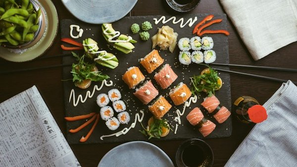Quelles sont les techniques pour gérer un bar à sushi dans un espace restreint ?